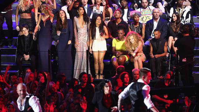 Taylor Swift, Selena Gomez, Chanel Iman e Lady Gaga na primeira fila do MTV Video Music Awards em Nova York