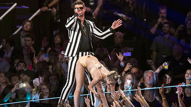 Miley Cyrus e Robin Thicke durante o MTV Video Music Awards, 2013 em Nova York
