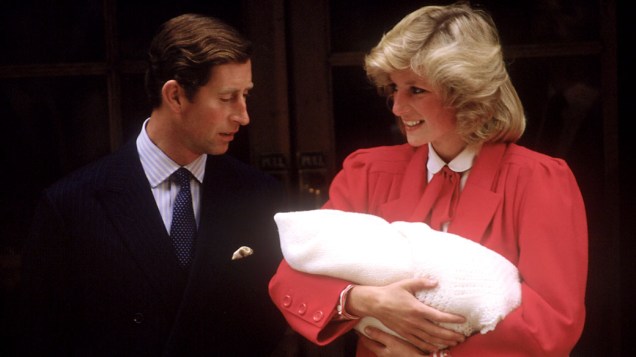 Princesa Diana e o príncipe Charles com o recém nascido príncipe Harry
