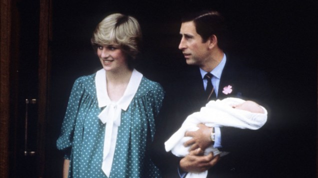 Princesa Diana e o príncipe Charles com o recém nascido príncipe William