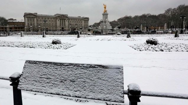 Neve cobre a entrada do Palácio de Buckingham, em Londres nesta segunda-feira (21)