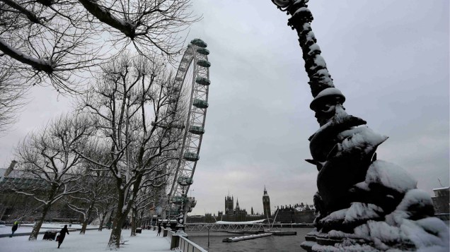 Neve cobre o centro de Londres próximo à London Eye nesta segunda-feira (21)