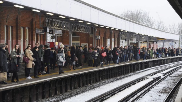 Passageiros esperam o trem na estação de Herne Hill, em Londres, nesta segunda-feira (21)