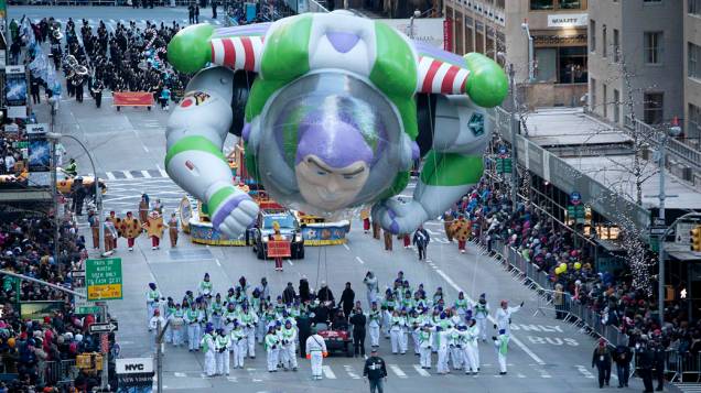 Balão do personagem Buzz Lightyear na 6ª Avenida, durante a 87ª Parada do Dia de Ação de Graça, em Nova York