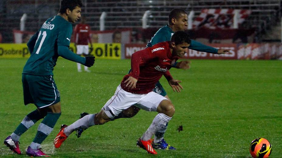 Lance entre Internacional RS e Goiás, válida pelo Campeonato Brasileiro 2013