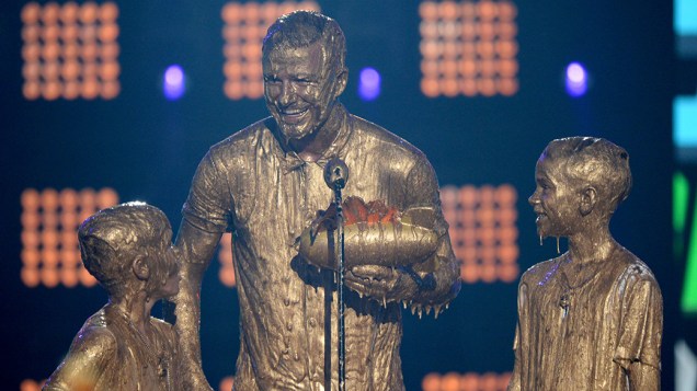 o jogador Beckham, com os filhos David e Cruz, recebe prêmio durante o Nickelodeon Kids Choice Awards Esportes, em Los Angeles, Califórnia
