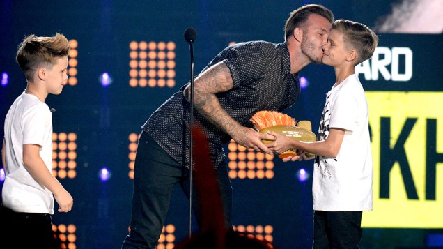 David Beckham e os filhos Romeo e Cruz, durante o Nickelodeon Kids Choice Sports Awards, em Los Angeles, Califórnia