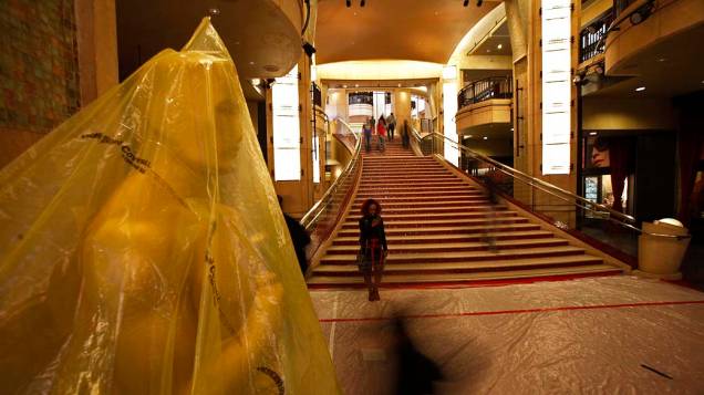 Estátua do Oscar é coberto com plástico durante os preparativos para a premiação da academia em Hollywood, Califórnia