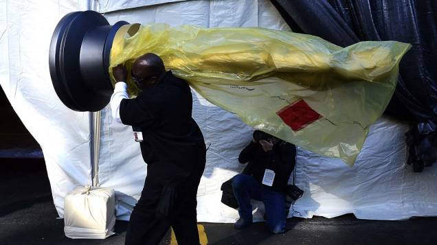 Trabalhador carrega estátua do Oscar durante os preparativos para a premiação da academia em Hollywood, Califórnia