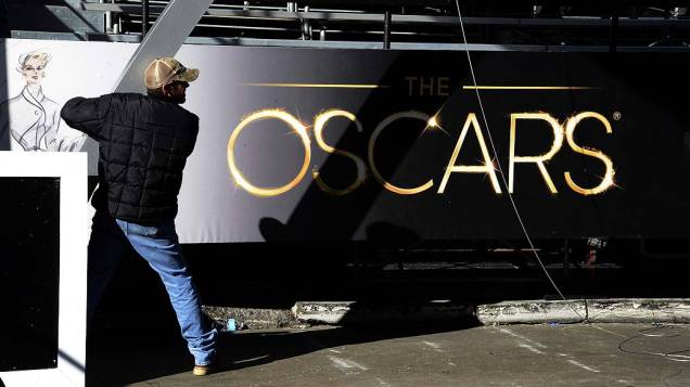 Homem trabalha no Dolby Theater para preparação da cerimônia de premiação do Oscar, em Hollywood, Califórnia