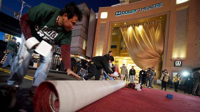 Tapete vermelho  é desenrolado para a premiação do Oscar em frente ao Dolby Theater em Hollywood, Califórnia
