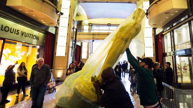 Trabalhadores carregam estátua do Oscar durante os preparativos para a premiação da academia em Hollywood, Califórnia
