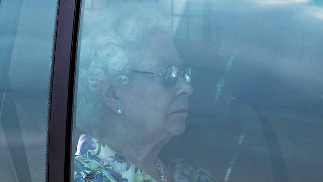 A rainha Elizabeth II chega ao palácio de Buckingham