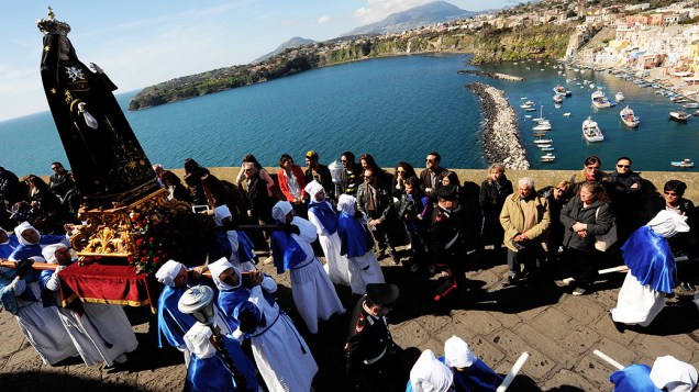 Penitentes realizam procissão de Sexta-feira Santa no sul da ilha de Procida, no golfo de Nápoles, Itália
