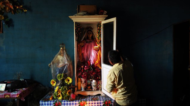 Membro da Irmandade de Santa Lucia se prepara para participar da procissão Jesus de Nazaré, na cidade de Izalco, em El Salvador