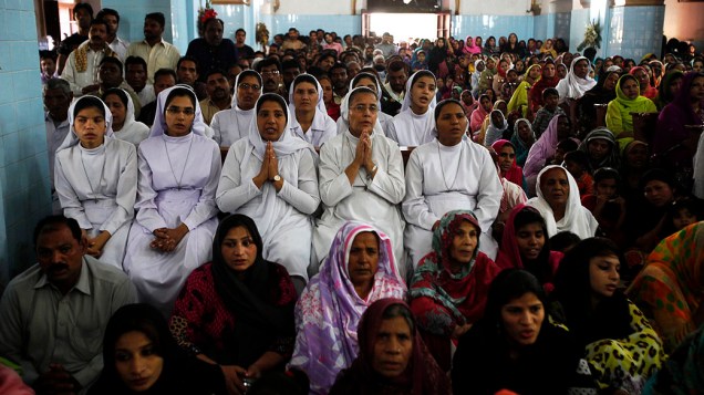 Mulheres participam de culto da Sexta-feira Santa na Igreja Santo Antônio, em Lahore, no Paquistão