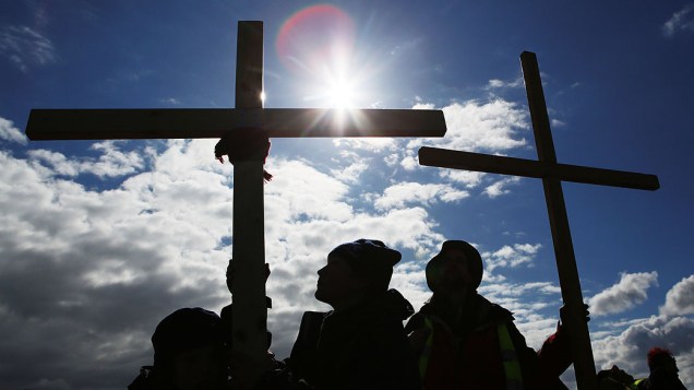 Fiéis carregam cruzes durante peregrinação da Cruz do Norte, na Ilha de Northumbria, no norte da Inglaterra