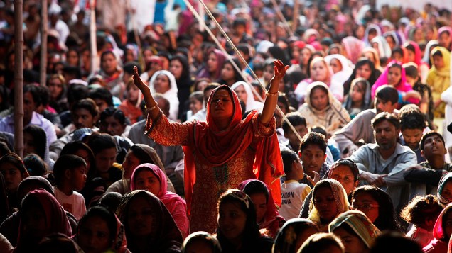 Cristãos participam de culto da Sexta-feira Santa na Igreja Santo Antônio, em Lahore, no Paquistão