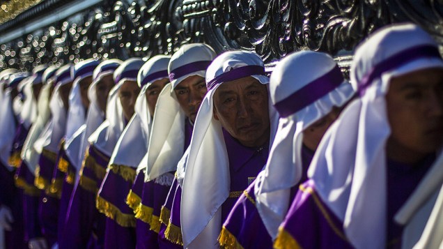Fiéis participam de cerimônica religiosa na Guatemala