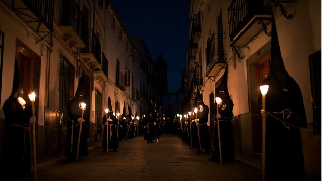 FIéis da Irmandade do Senhor de Santo Cristo do Silêncio caminham durante uma procissão da Semana Santa, na Espanha