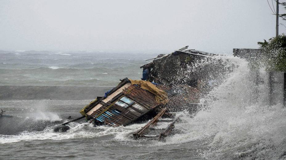 Casa foi totalmente destruída pela tempestade provocada pelo tufão Haiyan, que atingiu a cidade Legazpi, na província de Albay, nas Filipinas