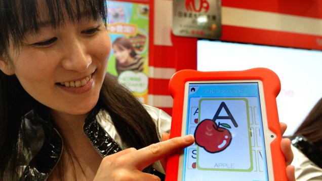 Brinquedo japonês da Megahouse Maker, uma subsidiária da gigante de brinquedos Bandai, apresenta um tablet para crianças chamado Tap me durante a Tokyo Toy Show