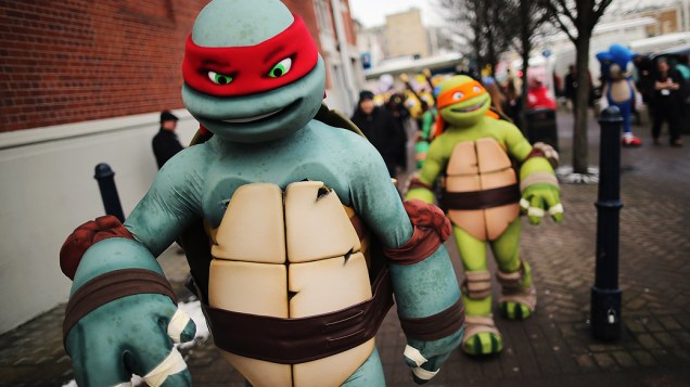 Mascotes de personagens das Tartarugas Ninja participam da feira anual de brinquedos de Londres