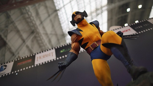 Miniatura do personagem Wolverine em exibição durante a feira anual de brinquedos em Londres