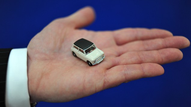 Vendedor com miniatura de um carro Mini durante a feira anual de brinquedos de Londres