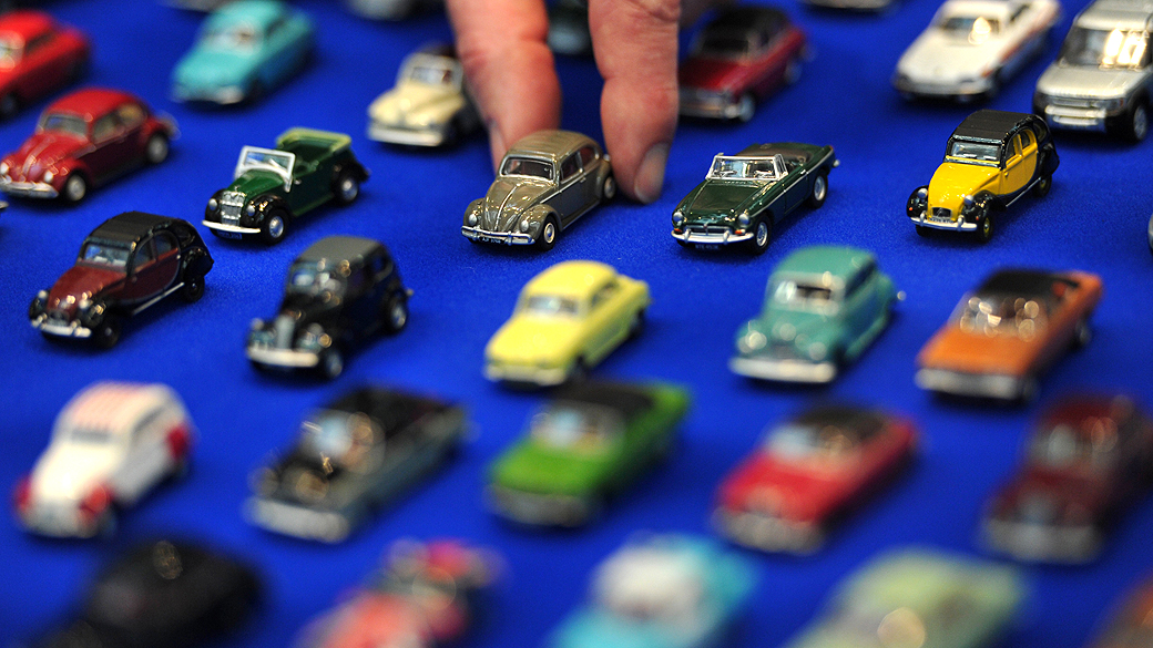 Carros de brinquedo são exibidos na feira anual de brinquedos de Londres