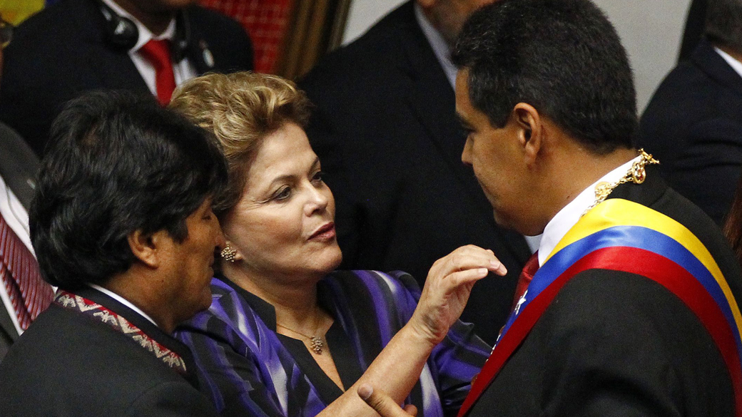 Dilma Rousseff cumprimenta Nicolás Maduro durante cerimônia de posse, em Caracas