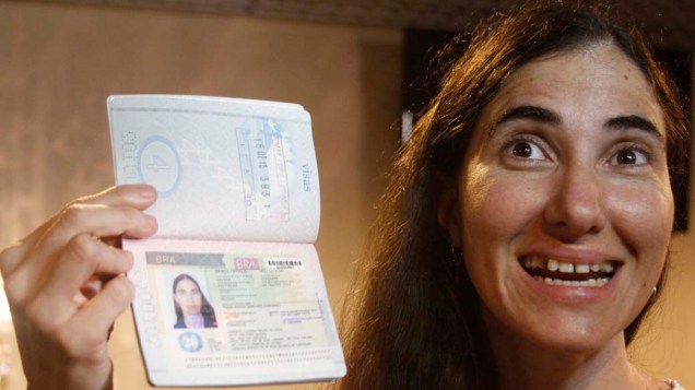 Yoani Sánchez mostra passaporte ao desembarcar em Recife, em 18/02/2013