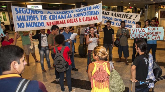 Manifestantes no aeroporto internacional de Guarapes, em Recife