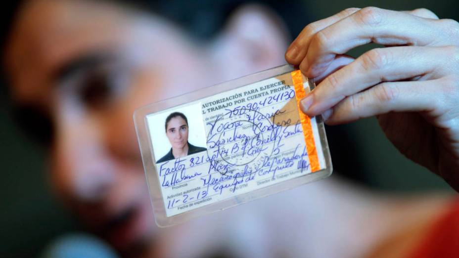Yoani Sánchez mostra sua autorização para trabalho em Feira de Santana, Bahia