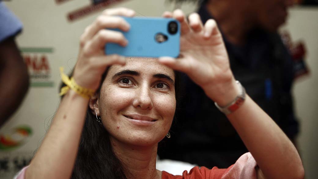 A cubana Yoani Sánchez tira foto durante sua visita ao Brasil, em 19/02/2013