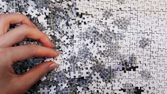  <br><br>  Funcionário da fabricante de quebra-cabeça Beverly apresenta micro quebra-cabeça de 1000 peças<br><br>   