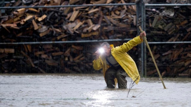 Homem fotografa em região alagada pela águas do rio Loebauer em Wasserkretscham, lesta da Alemanha. Parte do país está inundado por conta das fortes chuvas