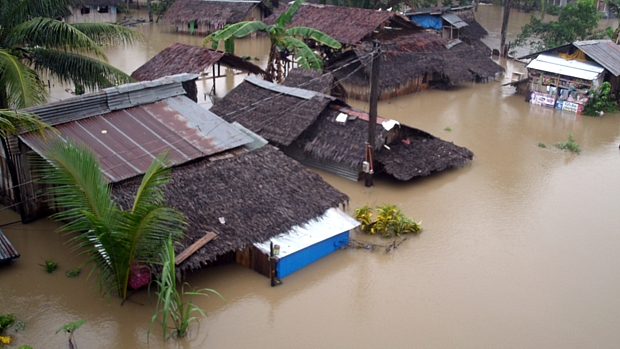 Casas ficam submersas após fortes chuvas em Butuan