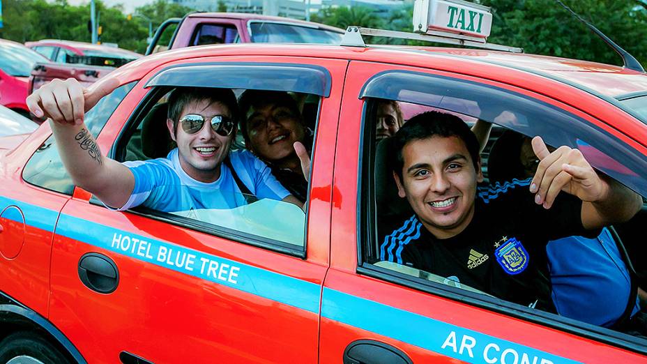 A invasão dos torcedores argentinos antes do jogo contra a Nigéria, em Porto Alegre