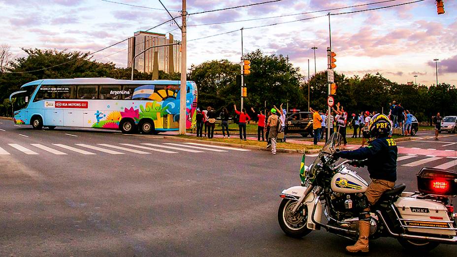 A invasão dos torcedores argentinos antes do jogo contra a Nigéria, em Porto Alegre