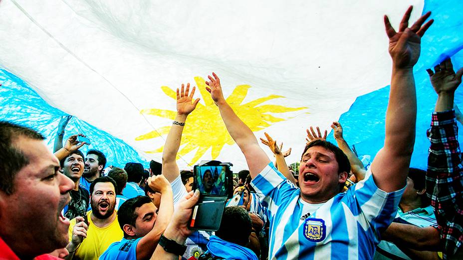 A invasão dos torcedores argentinos antes do jogo contra a Nigéria, em Porto Alegre