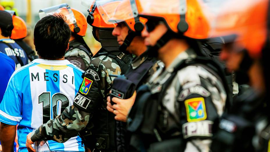 A invasão dos torcedores argentinos antes do jogo contra a Nigéria, em Porto Alegre