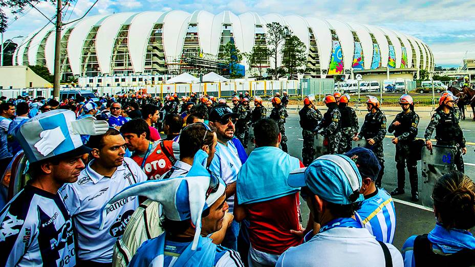 A invasão dos torcedores argentinos antes do jogo contra a Nigéria, em Porto Alegre