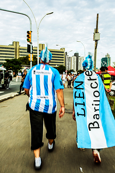 A invasão dos torcedores argentinos antes do jogo contra a Nigéria, em Porto Alegre