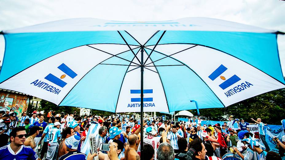 A invasão dos torcedores argentinos antes do jogo contra a Nigéria, em Porto Alegre