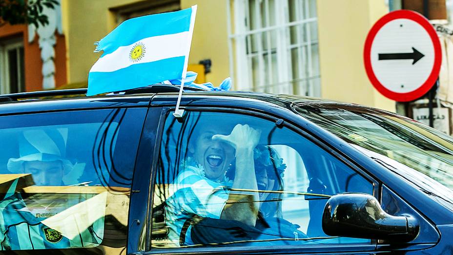 A invasão dos torcedores argentinos antes do jogo contra a Nigéria, em Porto Alegre