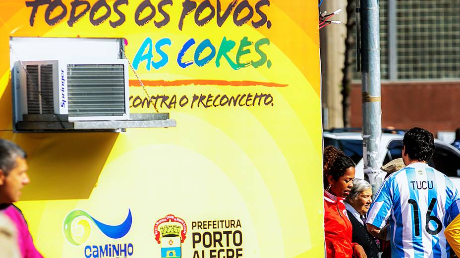 A invasão dos torcedores argentinos antes do jogo contra a Nigéria, em Porto Alegre