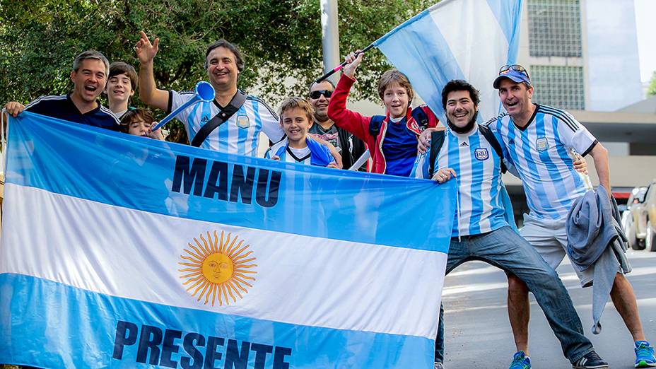 A invasão dos torcedores argentinos antes do jogo contra a Nigéria, em Porto Alegre