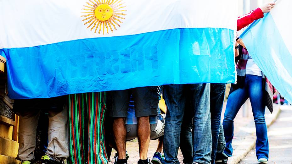 A invasão dos torcedores argentinos antes do jogo contra a Nigéria, em Porto Alegre