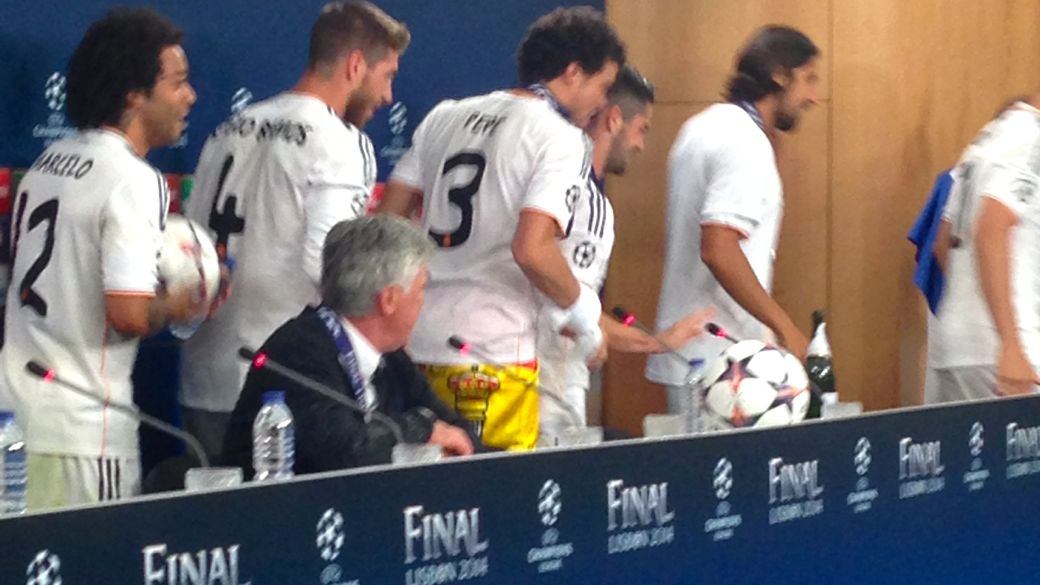 Marcelo lidera a invasão dos jogadores à entrevista de Ancelotti